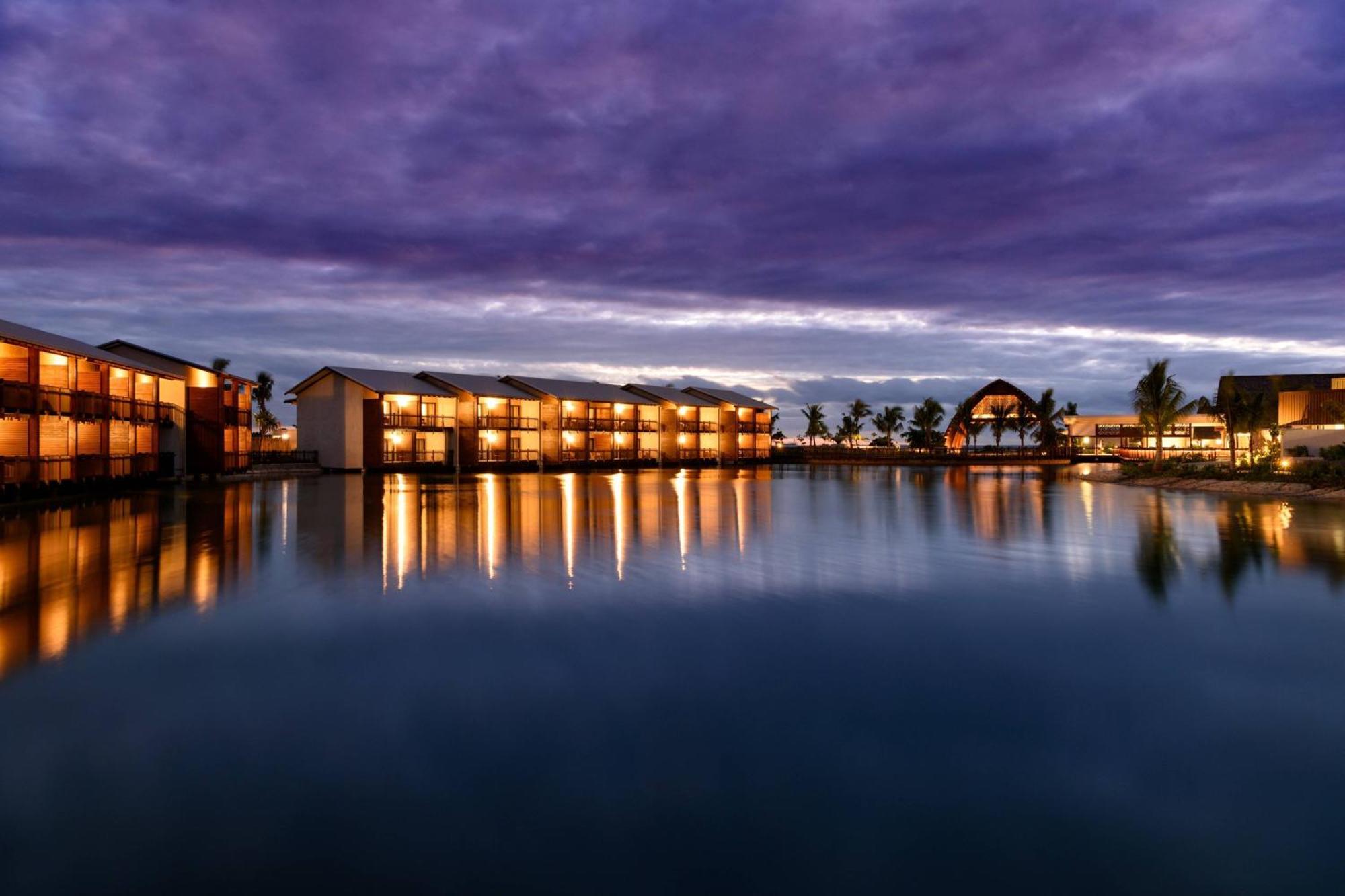Fiji Marriott Resort Momi Bay Exteriör bild The Lake at the Hotel