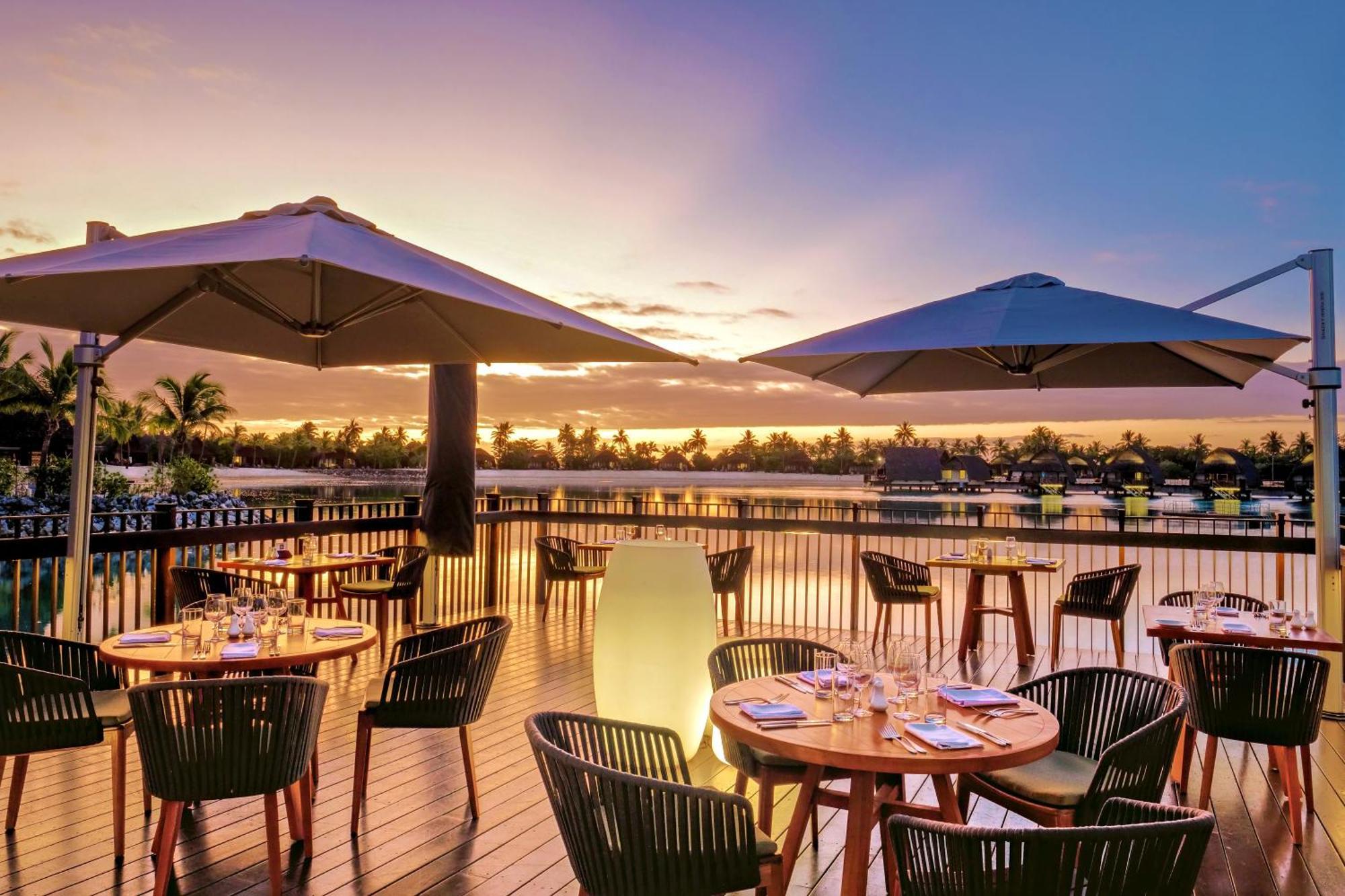Fiji Marriott Resort Momi Bay Exteriör bild Sunset at the Deck