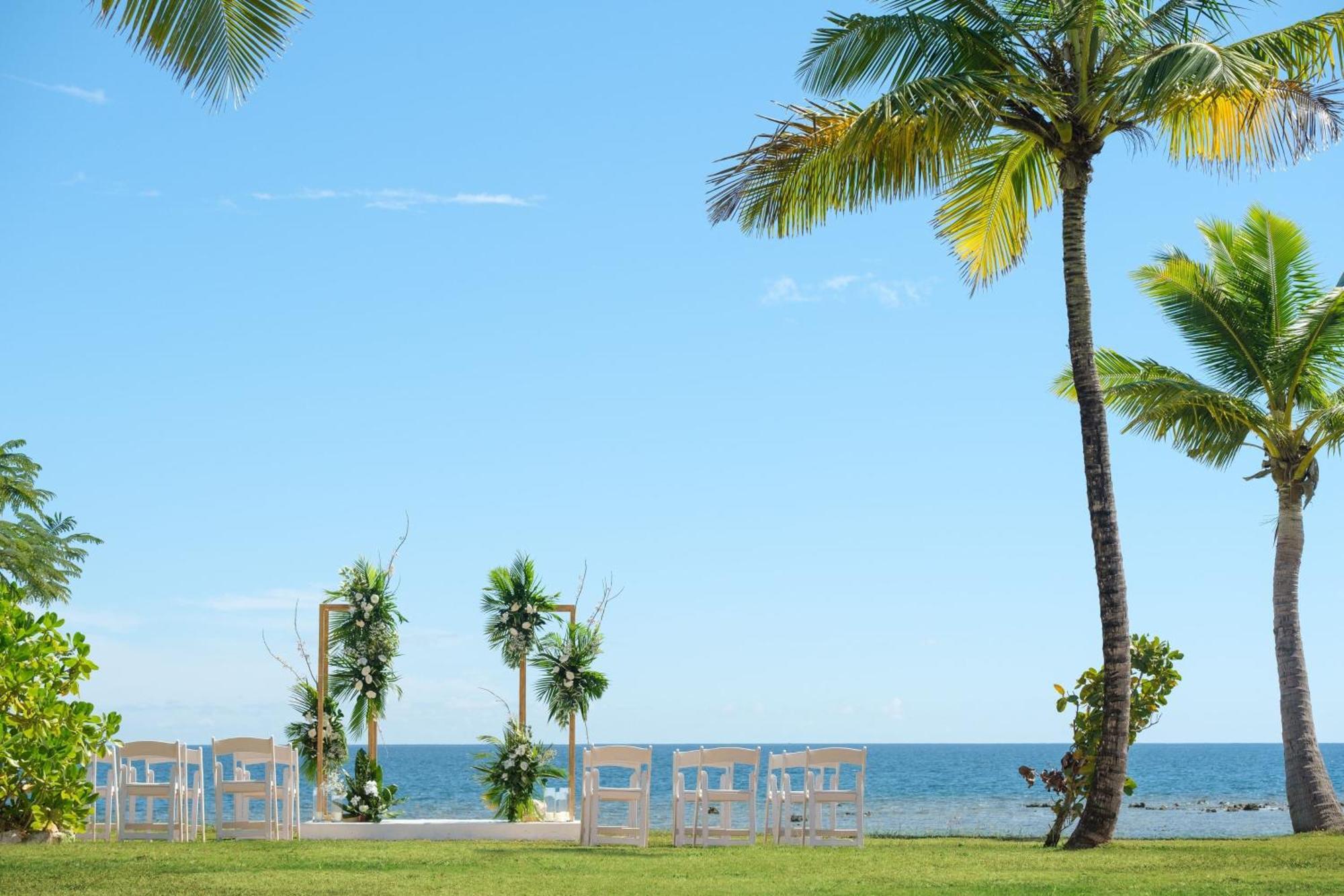 Fiji Marriott Resort Momi Bay Exteriör bild A beach wedding in Fiji