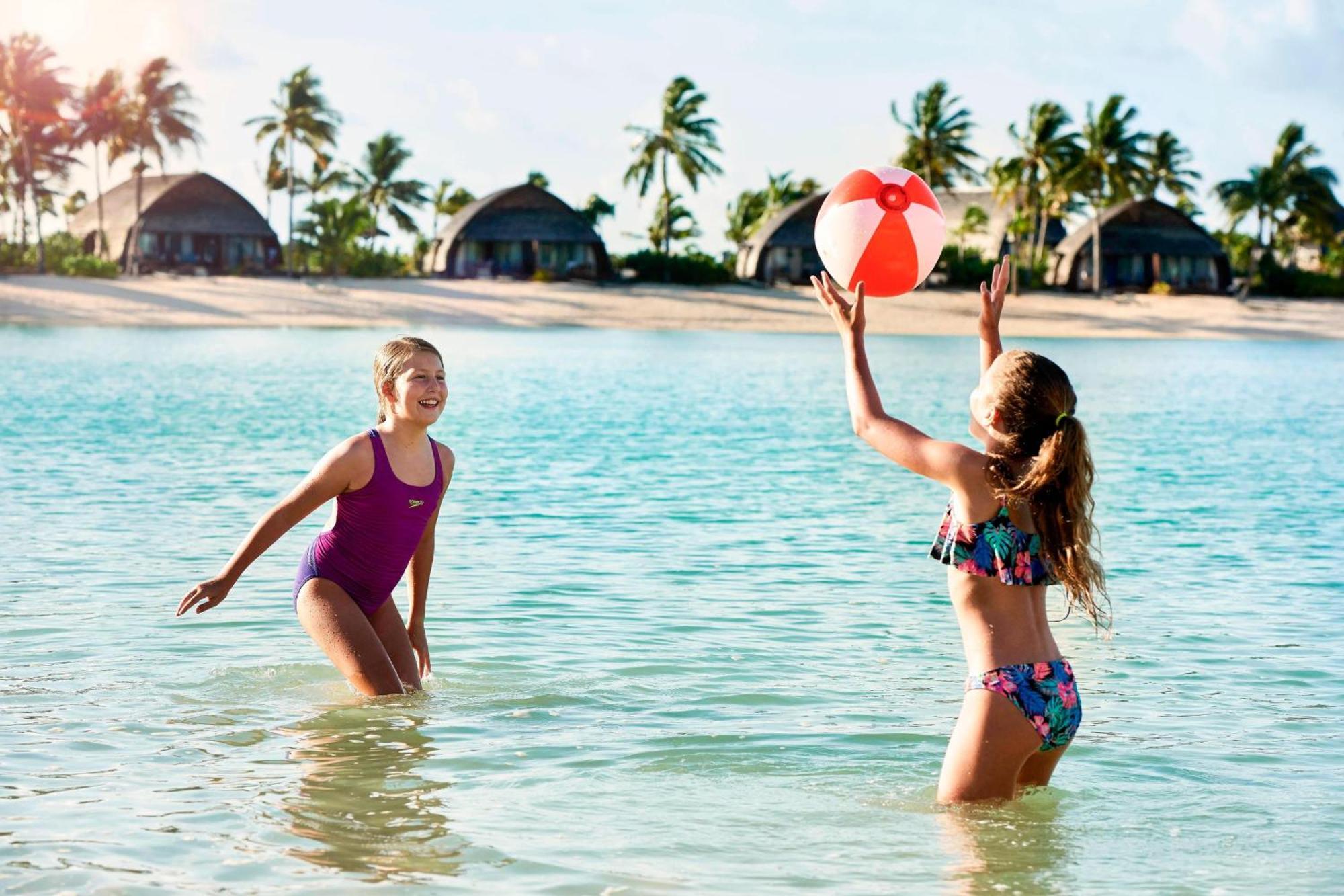 Fiji Marriott Resort Momi Bay Exteriör bild Two girls playing with a beach ball