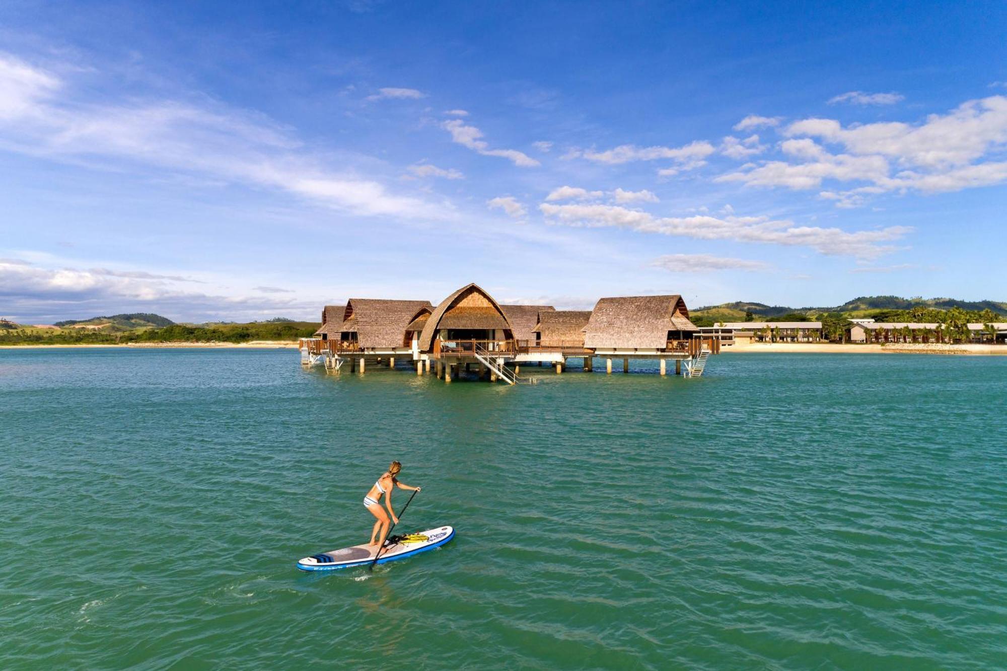 Fiji Marriott Resort Momi Bay Exteriör bild The resort's overwater bungalows