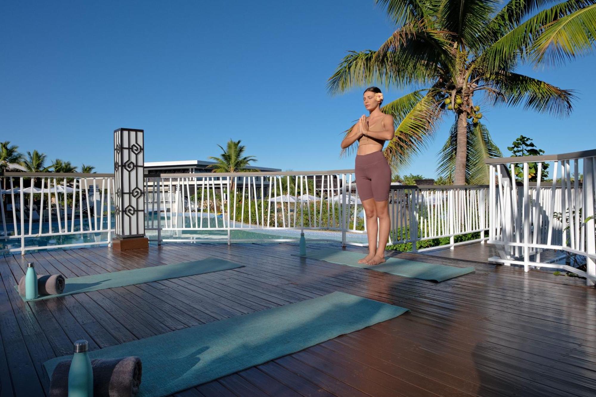Fiji Marriott Resort Momi Bay Exteriör bild A man practicing yoga at a resort in Fiji