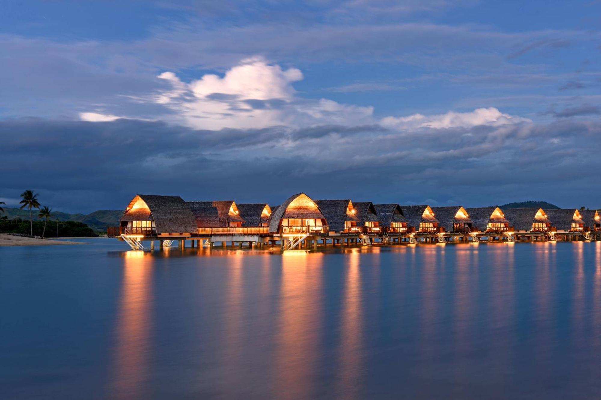 Fiji Marriott Resort Momi Bay Exteriör bild Overwater bungalows at the resort