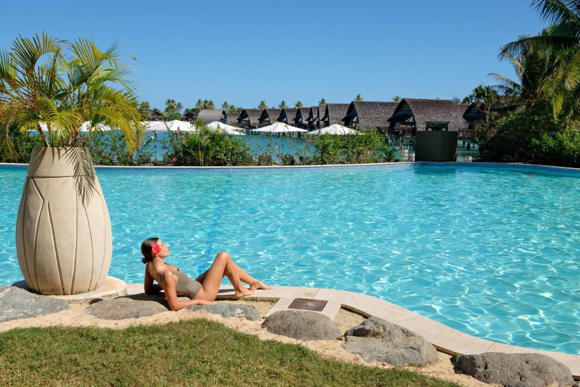 Fiji Marriott Resort Momi Bay Exteriör bild A woman sunbathing at a resort in Fiji