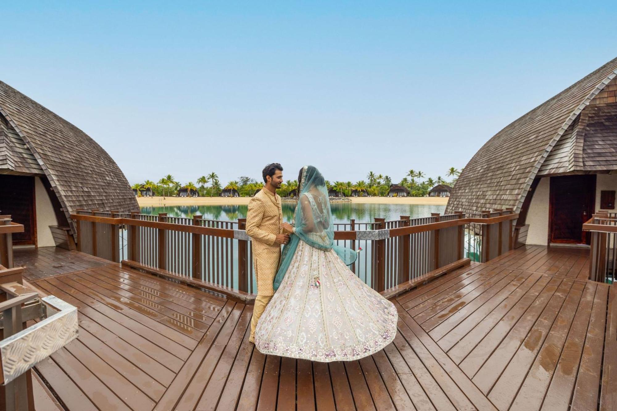 Fiji Marriott Resort Momi Bay Exteriör bild A couple at the Oberoi Beach Resort, Dubai