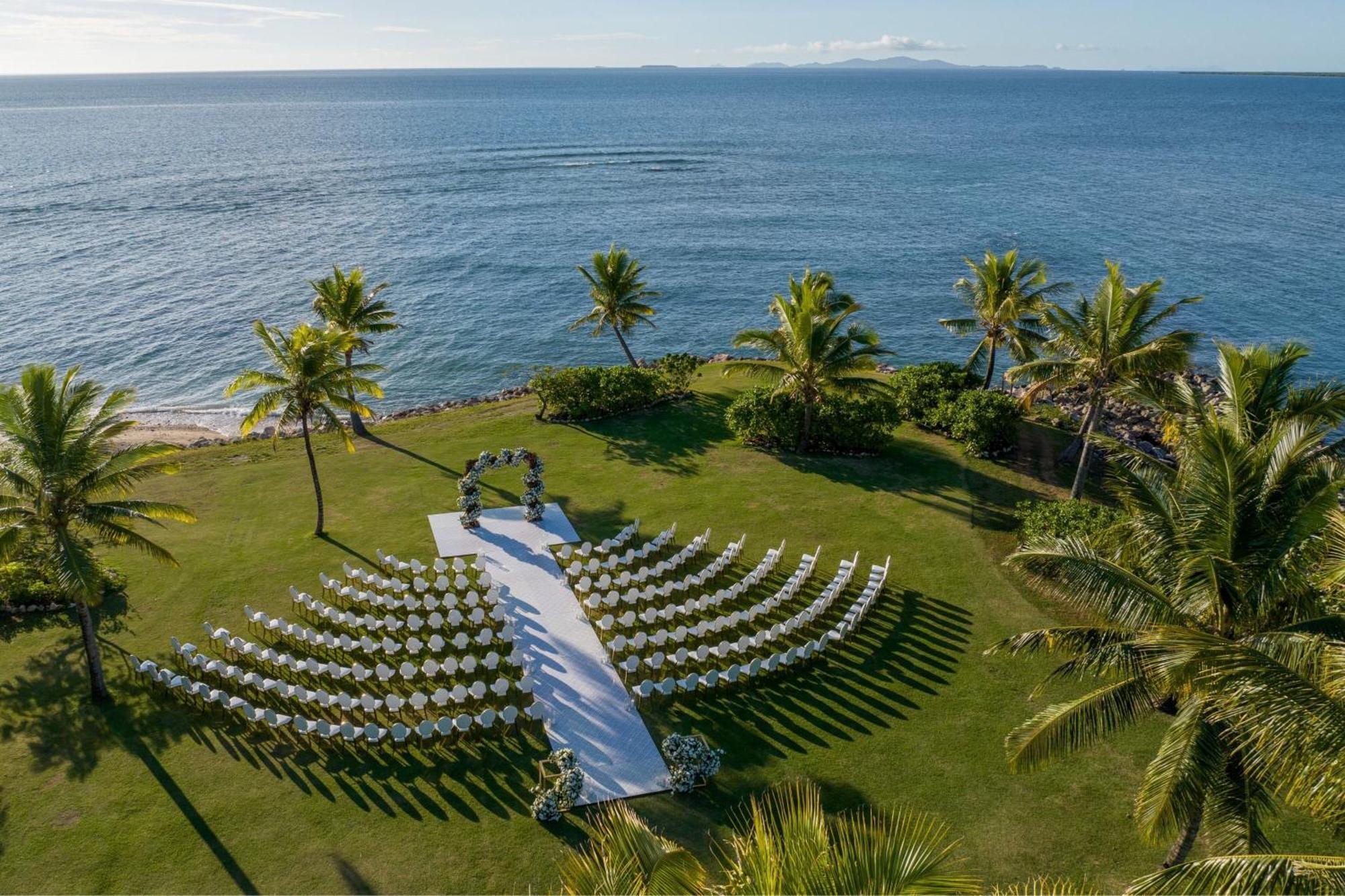 Fiji Marriott Resort Momi Bay Exteriör bild The Beachfront Lawn at Four Seasons Resort Maui