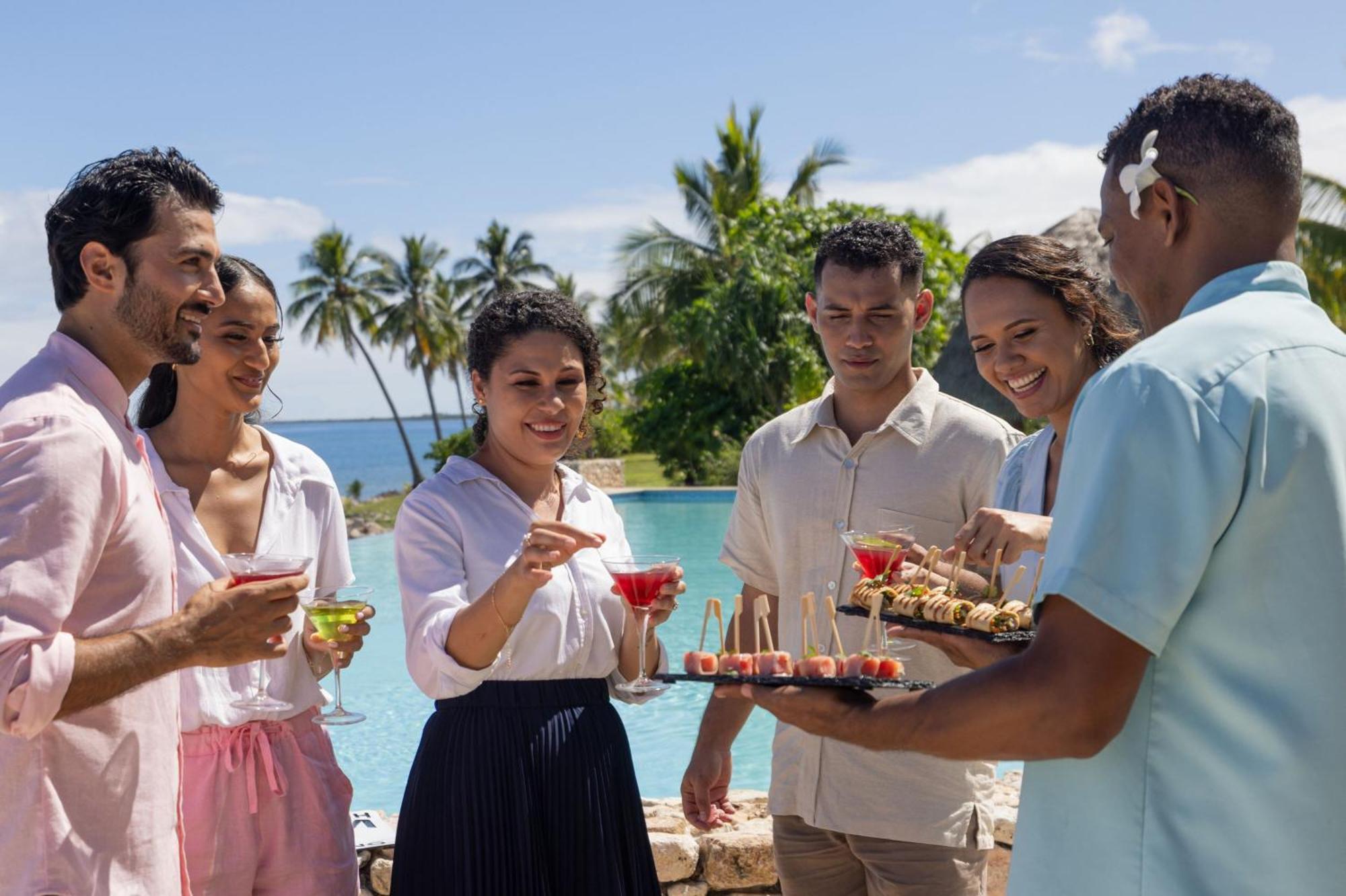 Fiji Marriott Resort Momi Bay Exteriör bild The resort's staff