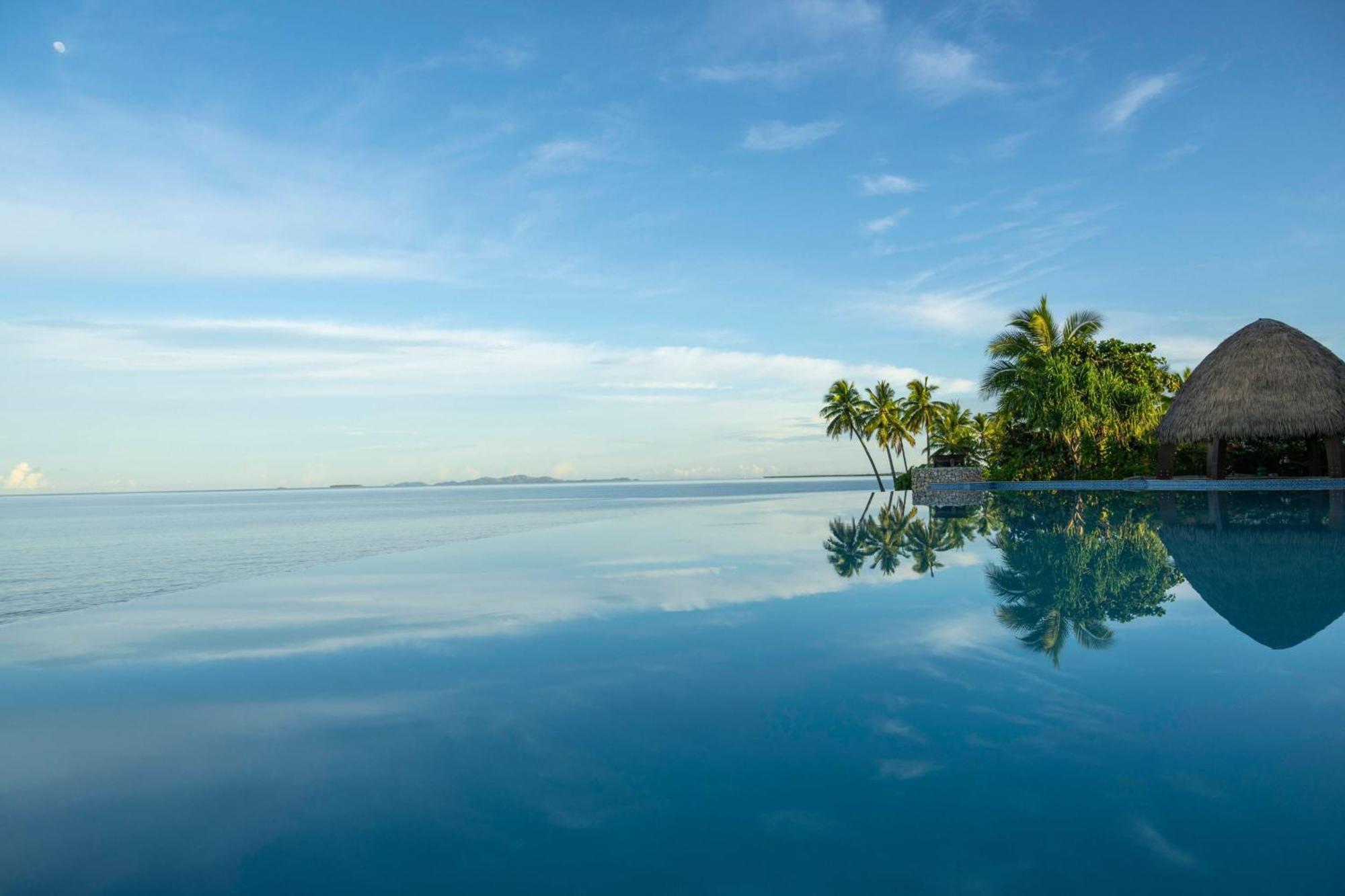 Fiji Marriott Resort Momi Bay Exteriör bild Infinity pool at the resort