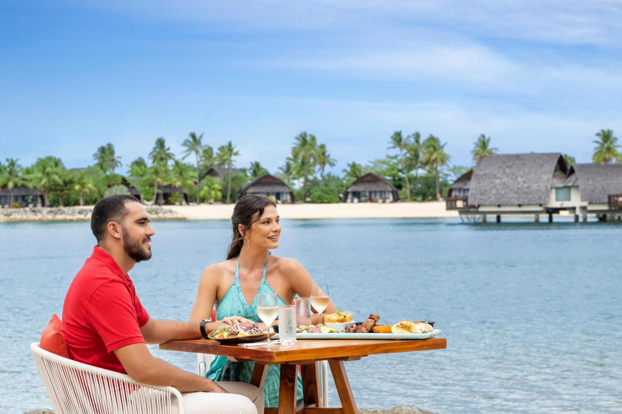 Fiji Marriott Resort Momi Bay Exteriör bild A couple at the beach