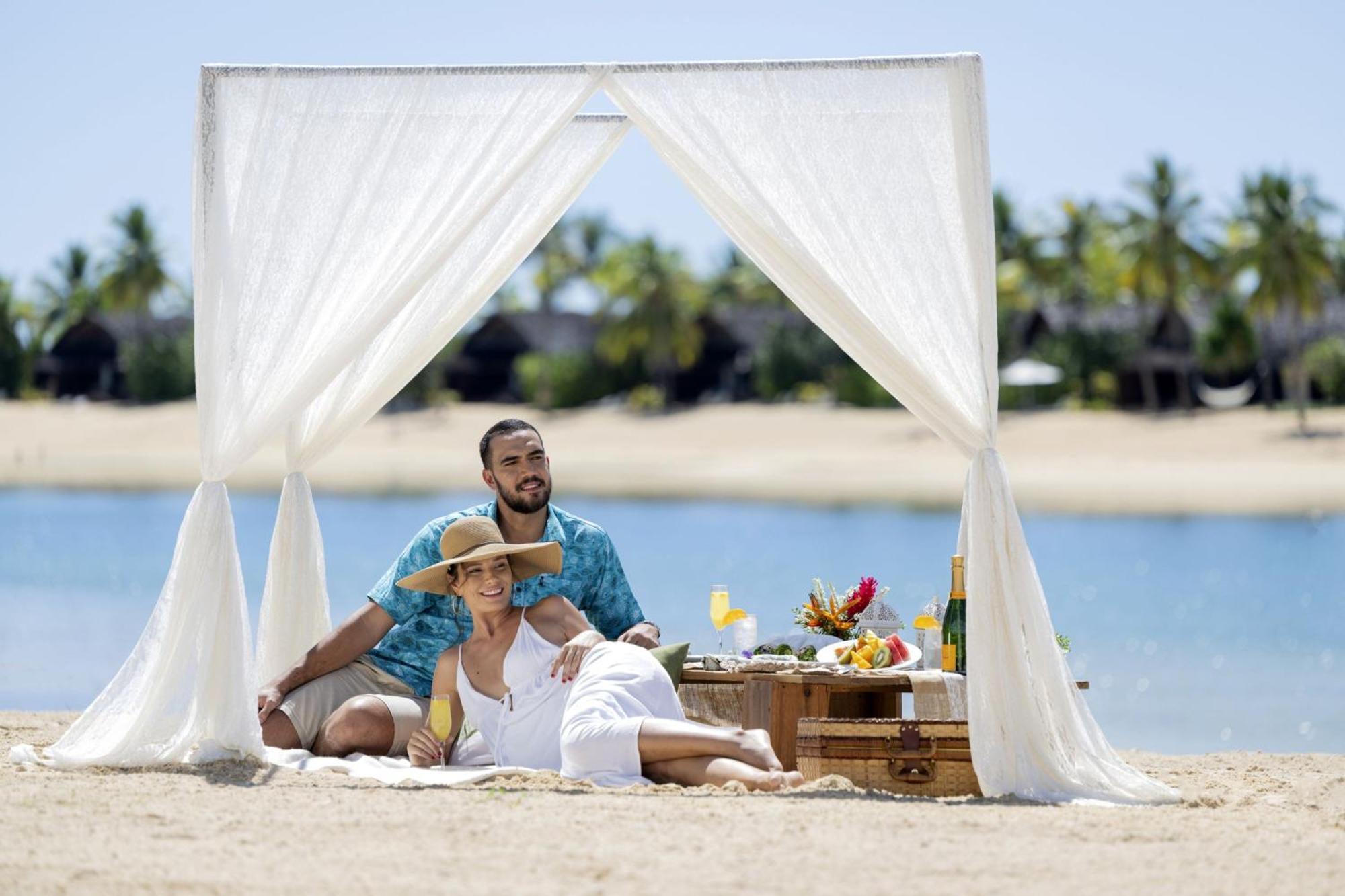 Fiji Marriott Resort Momi Bay Exteriör bild A couple on a picnic